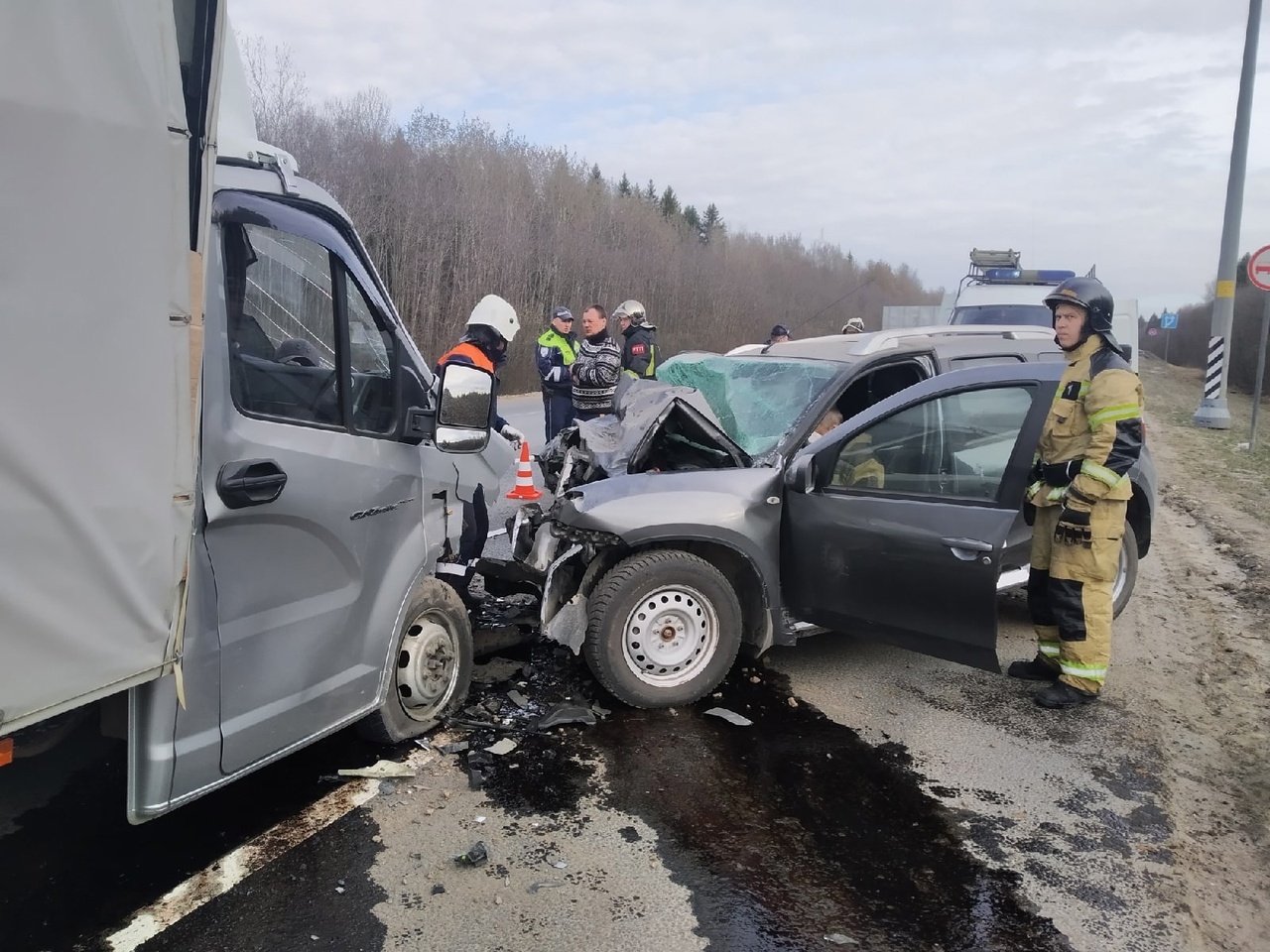 Мужчину зажало в машине в результате лобовой аварии под Вологдой